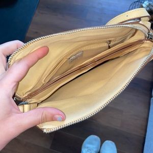 Pale yellow/nude purse
